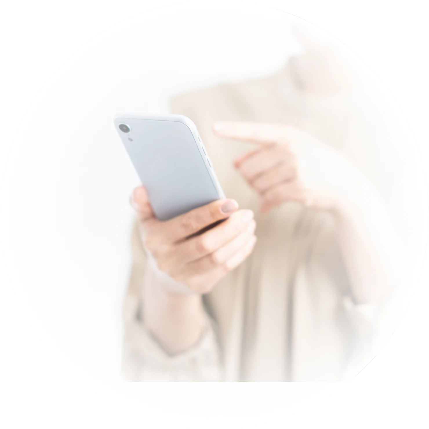 スマートフォンを操作する女性の手元