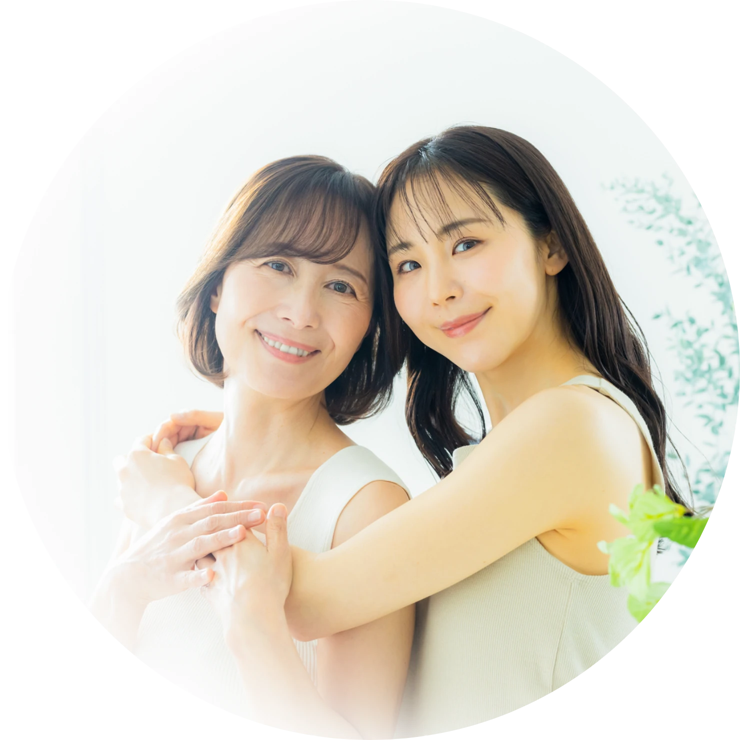 笑顔で寄り添う女性二人