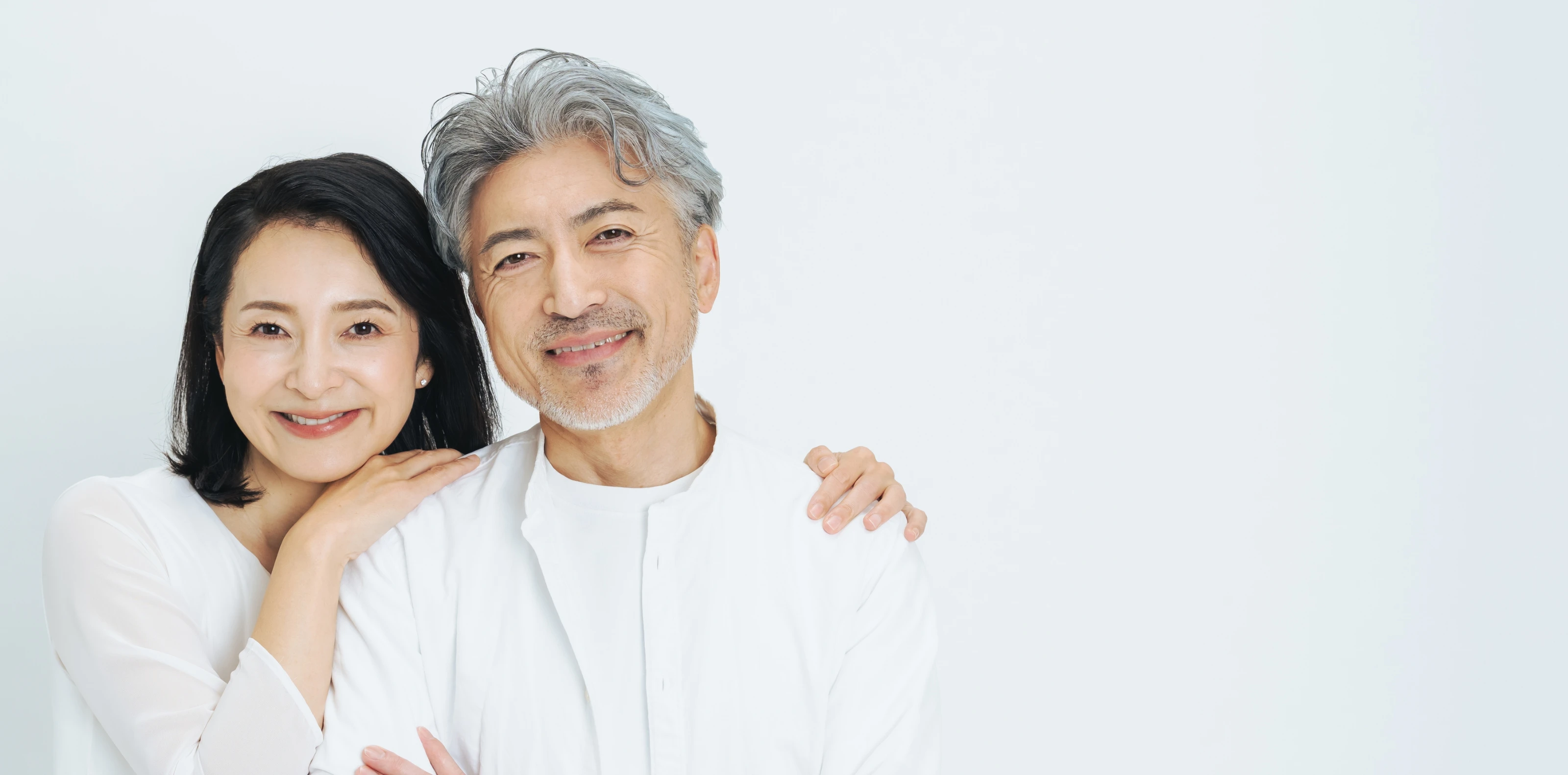 笑顔のミドルシニア夫婦